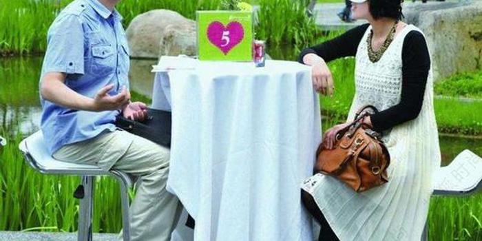 一位老媒婆唏嘘：
“现在的行情就是，女的嫌男的穷，男的嫌女的老。到最后呢，白菜烂