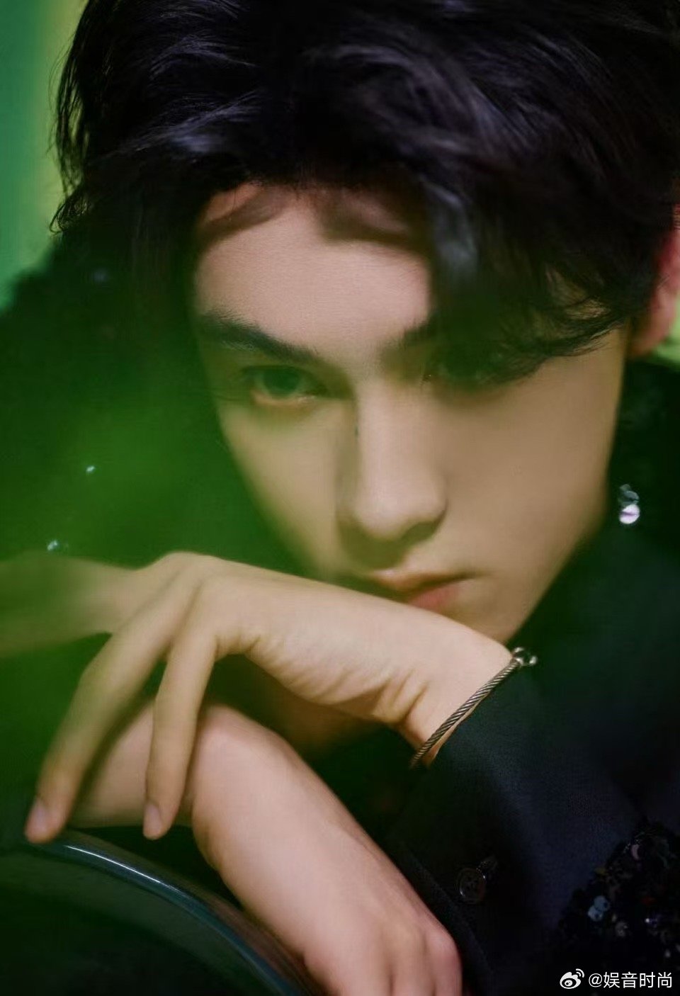 田栩宁工作室听劝了田栩宁直播 竹影纱光间，清朗气质自然流露。提前一小时的出发图，