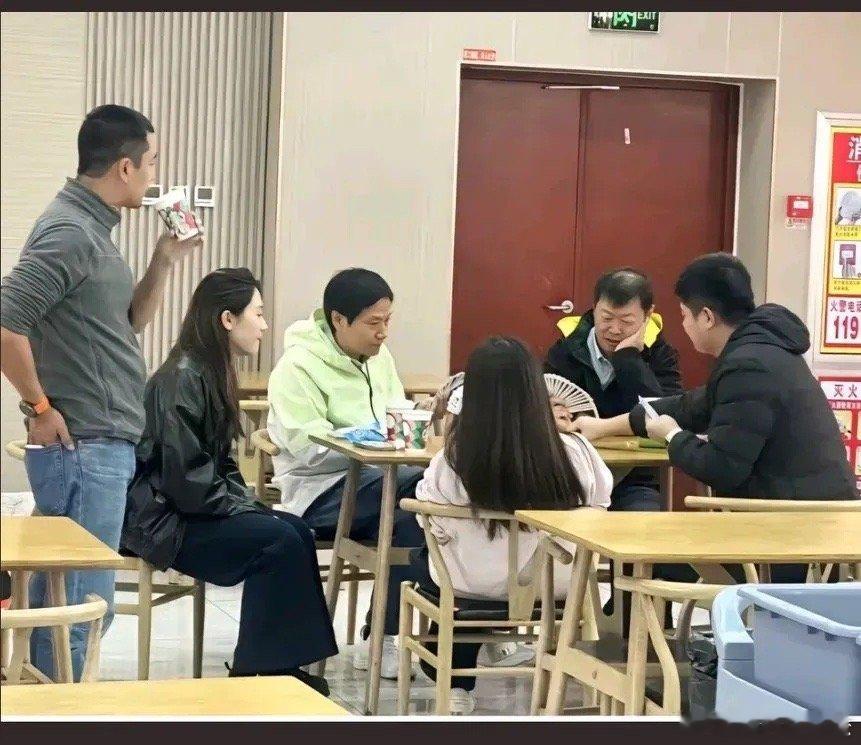 原来大佬也打牌，高速跑累了服务区打牌，雷军除了回家没被拍到，其他都知道了！雷总: