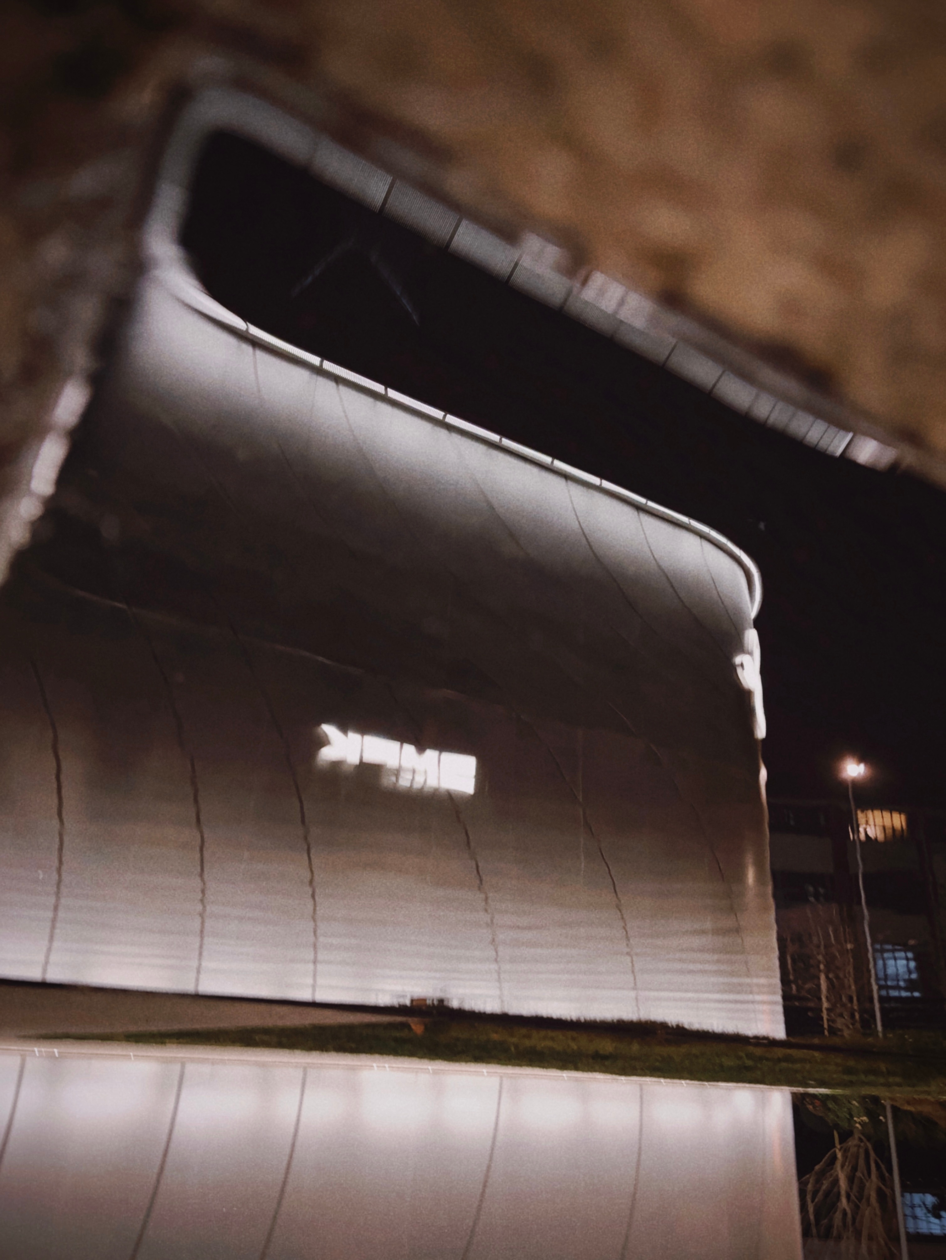 酒店附近有个公园，公园两侧好多酒吧，楼下有充电，尽头是酒店。好地方，好地方，就是