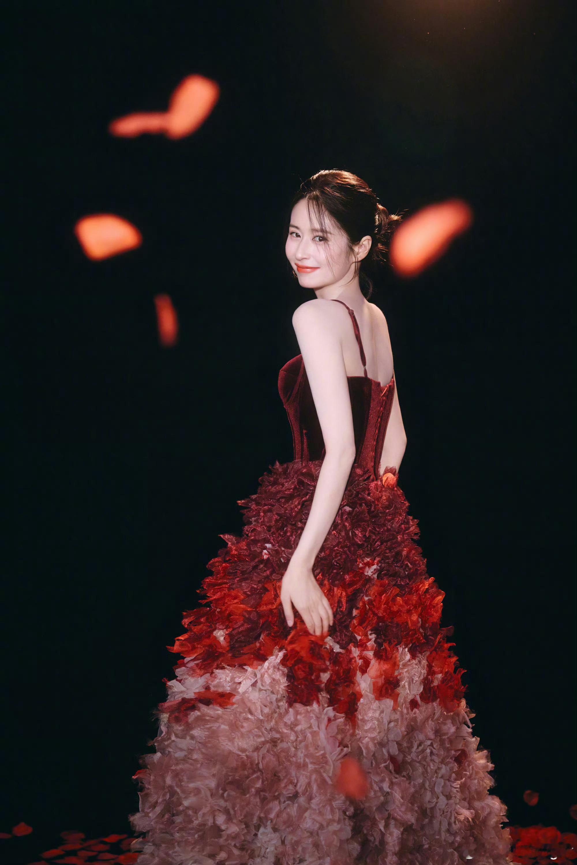 颖儿坠入油画秘境 颖儿花瓣裙油画意境谁懂啊～颖儿这条花瓣裙一穿直接像从画框里走出