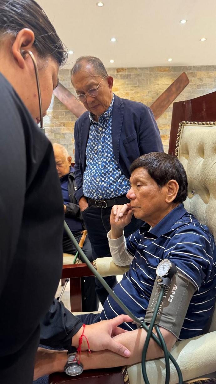 年纪大了，毛病就多了，先量一下血压压压惊！
杜特尔特虽然被逮捕了，但是待遇还是不