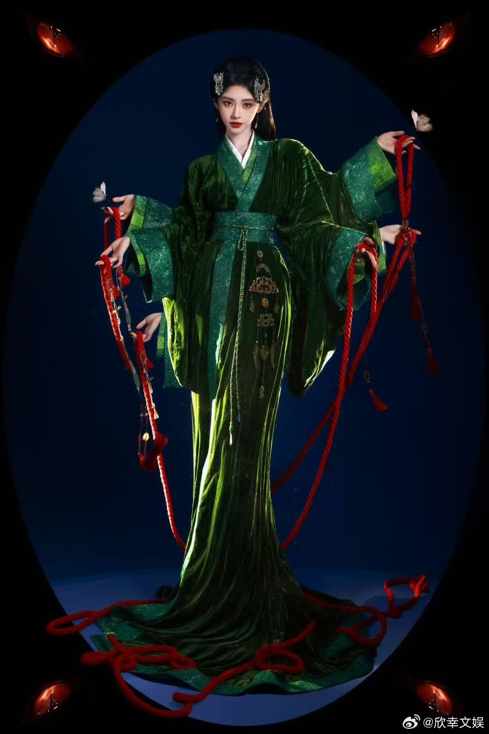 鞠婧祎青影入画鞠婧祎笑间狐眸鞠婧祎青影入画，好美，