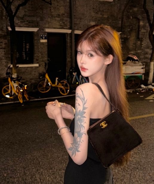 网红傲娇美在直播教学底妆时，无美颜镜头意外切入，她被自己孕期发福的真实状态吓得当