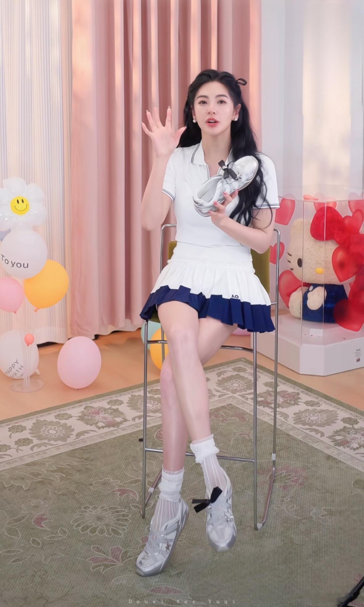 下了班之后回到家里面就会看张雨绮的直播，咱们姐直播的造型真的是很出圈了！直播面对