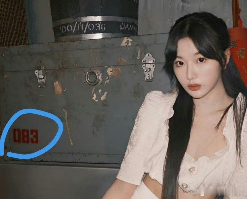 看了一下侯明昊和孔雪儿那个恋情瓜，证据之一是孔雪儿在一块印着083的墙前面拍过照