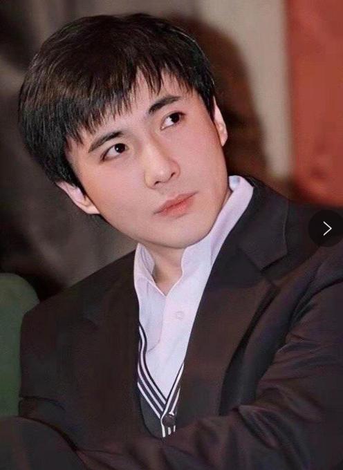 演员，艾伦，听说沈腾的剧组，正在拍一部戏，想参与进去，聚餐的时候，专门推开沈腾的