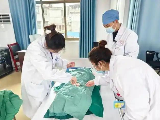[微风]学霸弃医、医学生退培、基层医院招不到人，三重医疗危机叠加，二十年后我们老