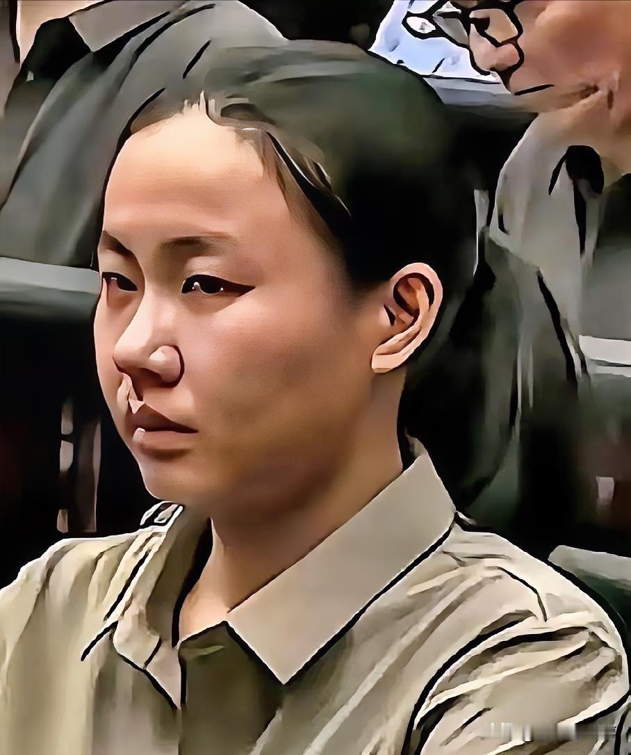 大快人心！29岁的明珍珍，手上沾着14条人命，终是没逃过死刑。
 
法庭上哭到发