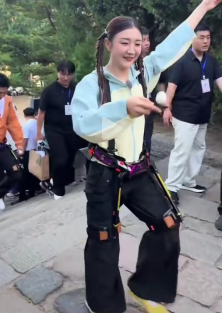 泰安乒超嘉年华也太热闹了！
5月9日，泰山红门广场偶遇奥运冠军陈梦，本人状态也太