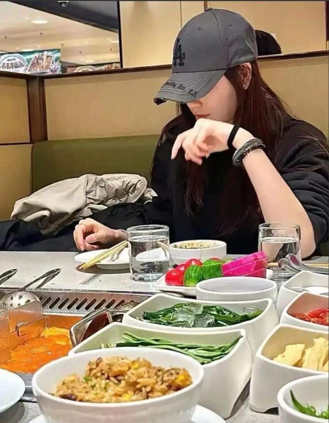 女儿吃400元海底捞，单亲妈妈痛哭流涕，发信息对女儿讲：“你们养的狗都过得比我好