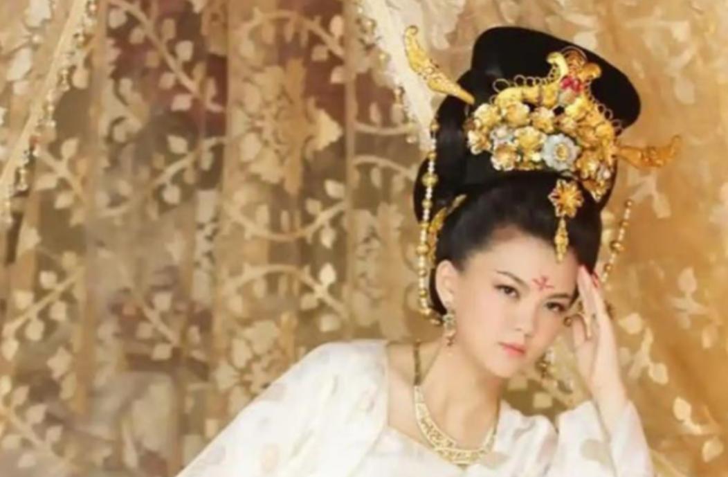 公元698年，太平公主在一个夜晚宠幸了四名男子，到了第二天清早，丫鬟们低着头去整