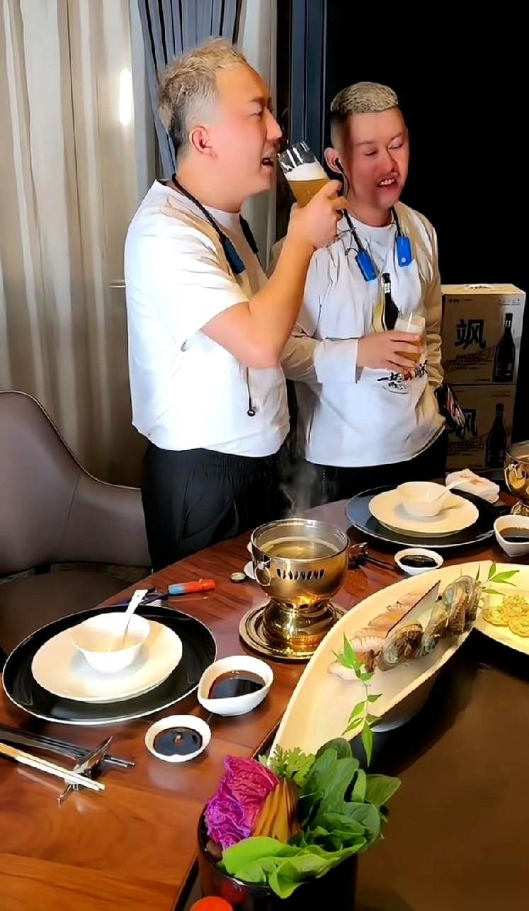 阿厦去杭州给师娘平荣过寿，花7万多买了个限量款包包当礼物。
他和长皮跟着师父下馆