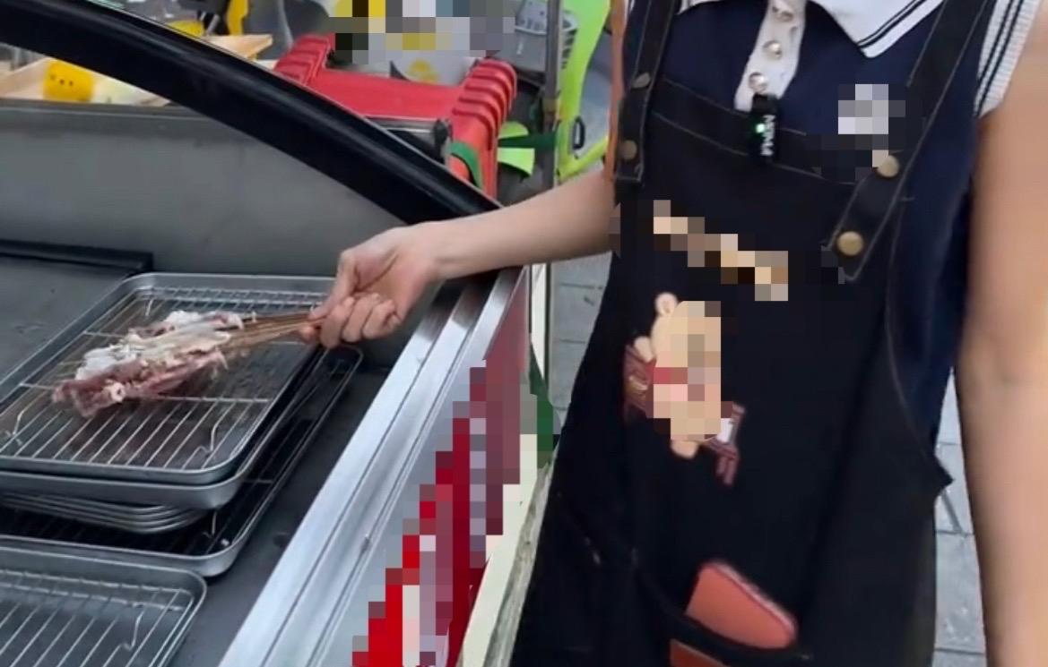 【玉林街头一路边摊烤串卖不完丢垃圾桶】

6月21日，网友爆料称：玉林市街头的一