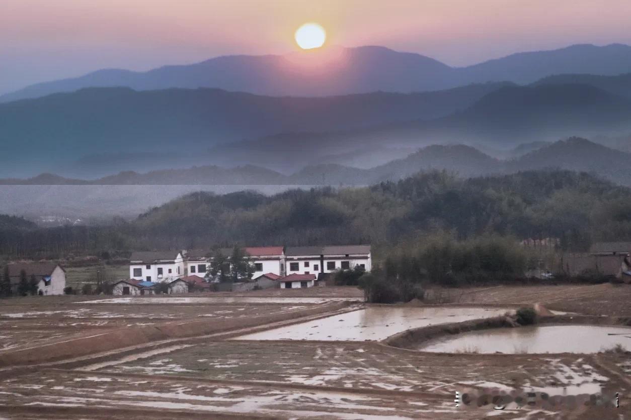 日出东方，山野间宁静的美丽，当第一缕曙光划破夜幕，日出东方。山野从沉睡中缓缓苏醒