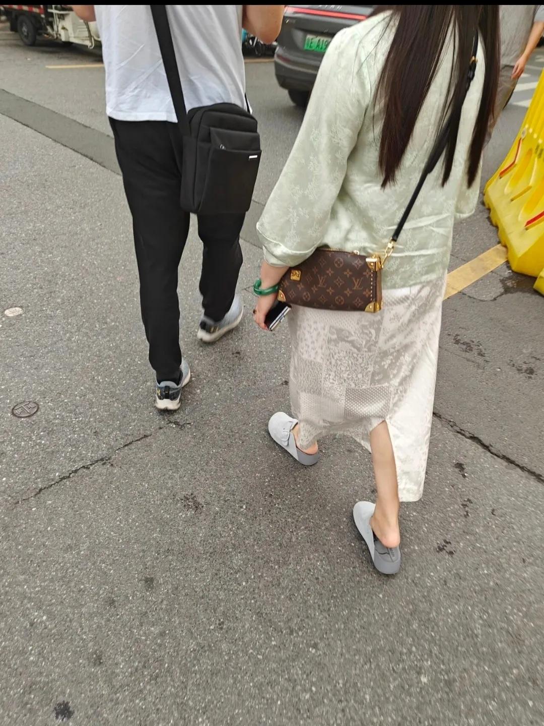 色镯是社牛镯，种水是社恐镯，你们有同感吗？
街上一晃而过的满绿手镯，阴天渣图拍得