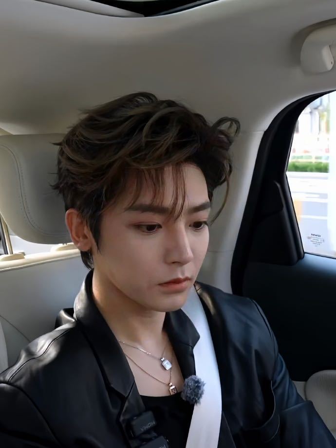 侯明昊生图好抗打 天啦噜侯明昊生图好抗打！今天完全是潮男来着，卷发墨镜五官精致立