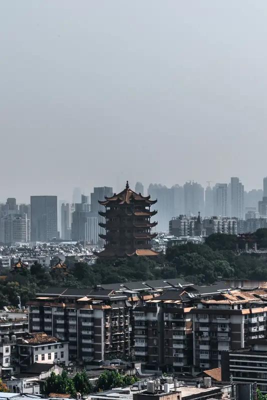你觉得李白最好的一句诗是哪句呢我觉得李白在《庐山谣寄卢侍御虚舟》中写的：我本楚狂