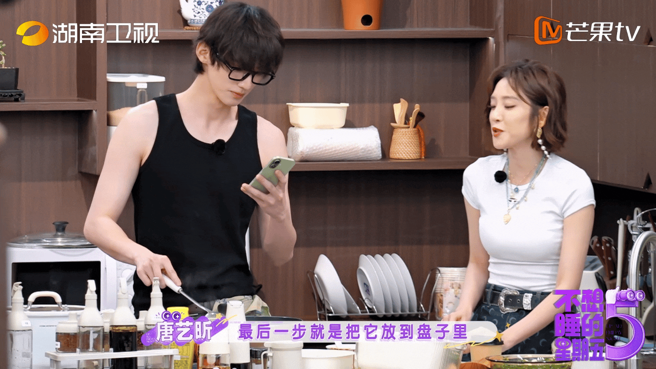赖伟明做饭这段没有退出键不想睡的星期五硬着头皮继续操作。手忙脚乱却绝不摆烂，这段