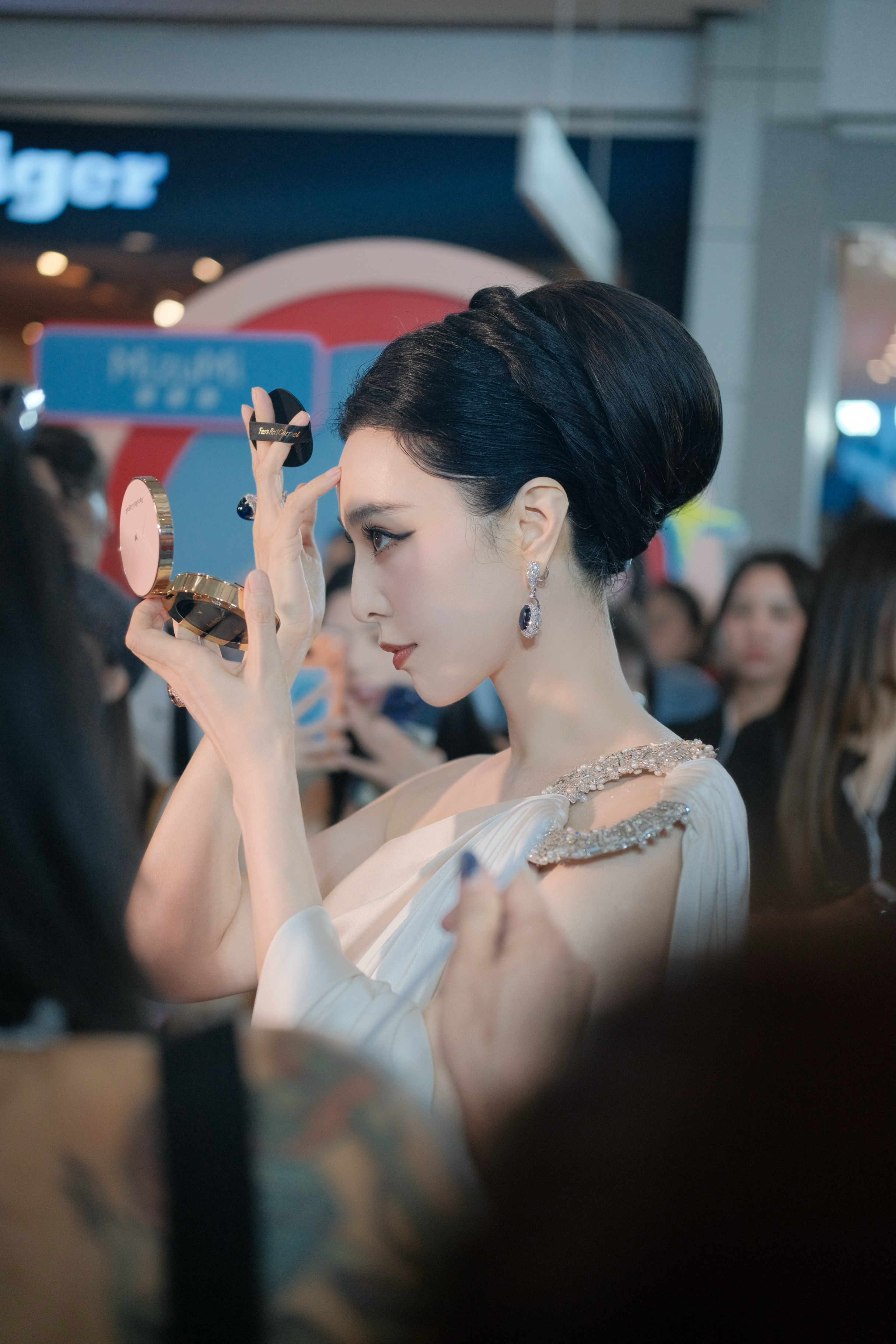 光影加冕，红毯序启，全新红毯气垫即将登场。女明星级的细腻、轻盈、贴肤，让底妆回归