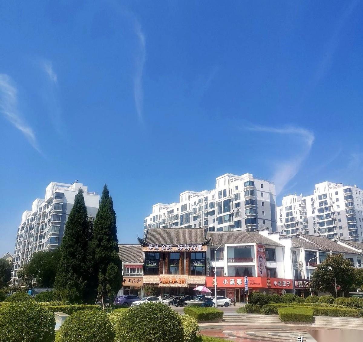 楼上老太太每个月能拿8000块退休金，楼下老太太手里只有1300块。
一个是退休