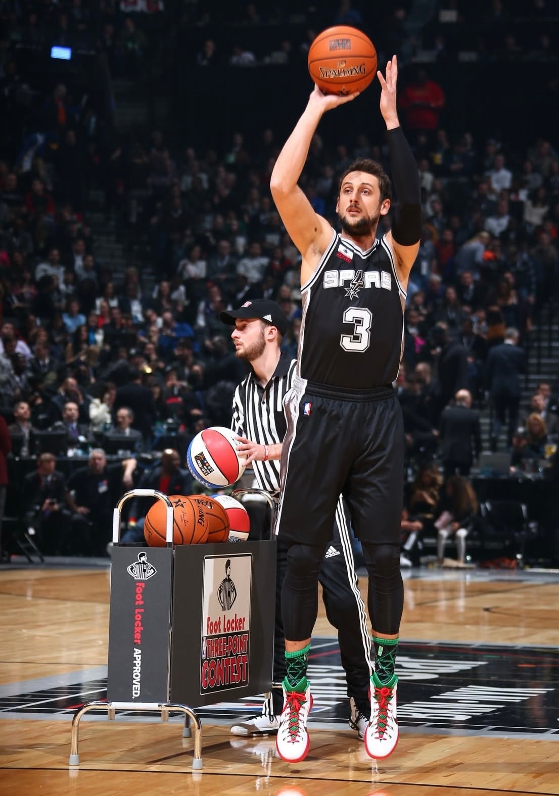 篮天下 他是谁？Images via nbaitalia 莱巴金娜夺冠