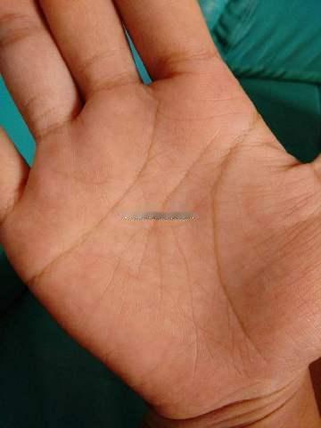 生命线与智慧线若是过了食指、中指才分开，表示个性保守，凡事想得多，遇到困难的时候