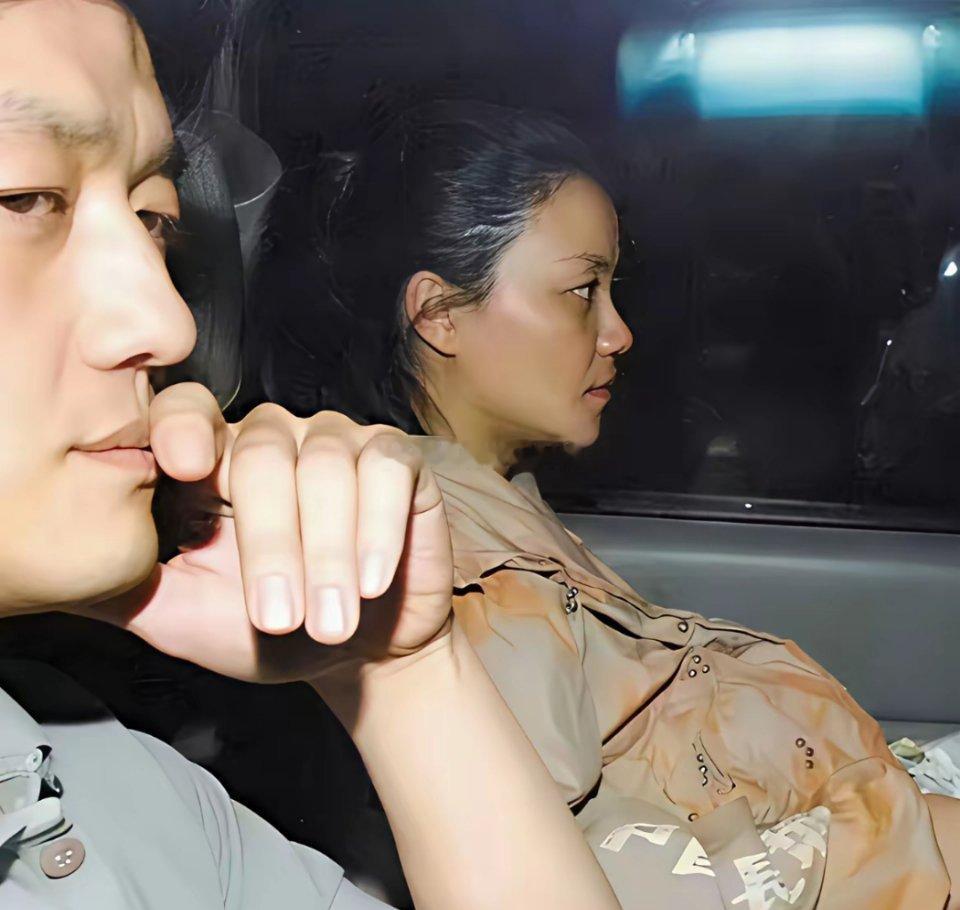 李亚鹏自拍，王菲入镜。原来明星怀孕时期，脸色也是黄黄的 ​​​