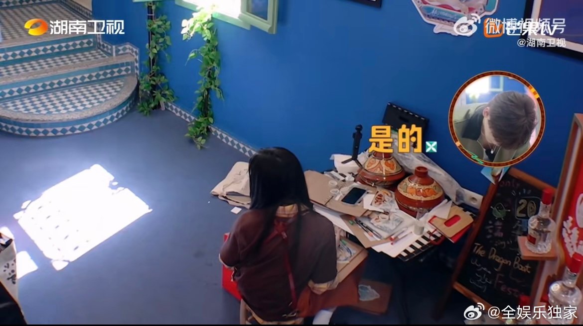 沈月人在无语的时候会发笑中餐厅名场面 制作菜单时，沈月问翟潇闻新菜叫什么，小翟报