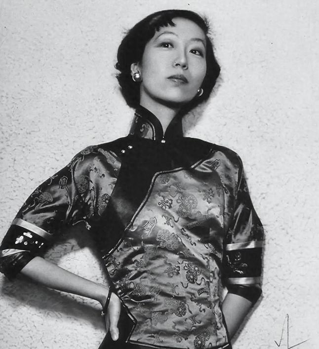 1995年，74岁张爱玲在美国出租屋内去世，尸体一周后才被发现。她一丝不挂地躺在