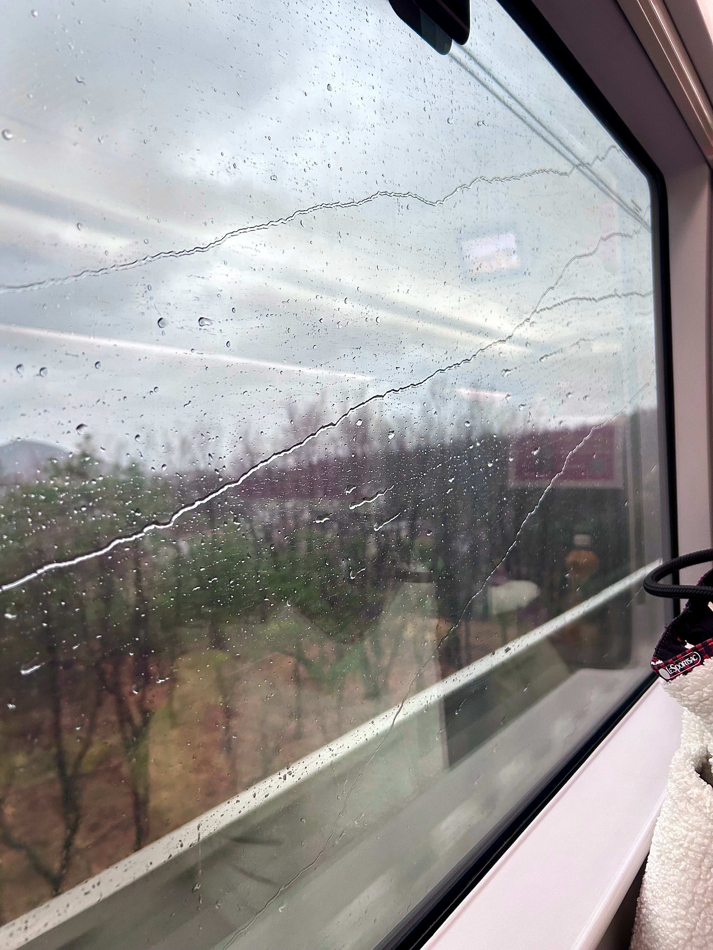 人们说如果离开了某座城市时下雨了那一定是有人舍不得你离开。🥲 金华