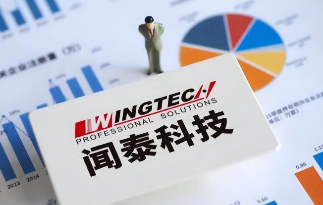 见过商战里掀桌子的，但你绝对没见过被人掐住脖子后，直接在自家地盘上用法律把对方的