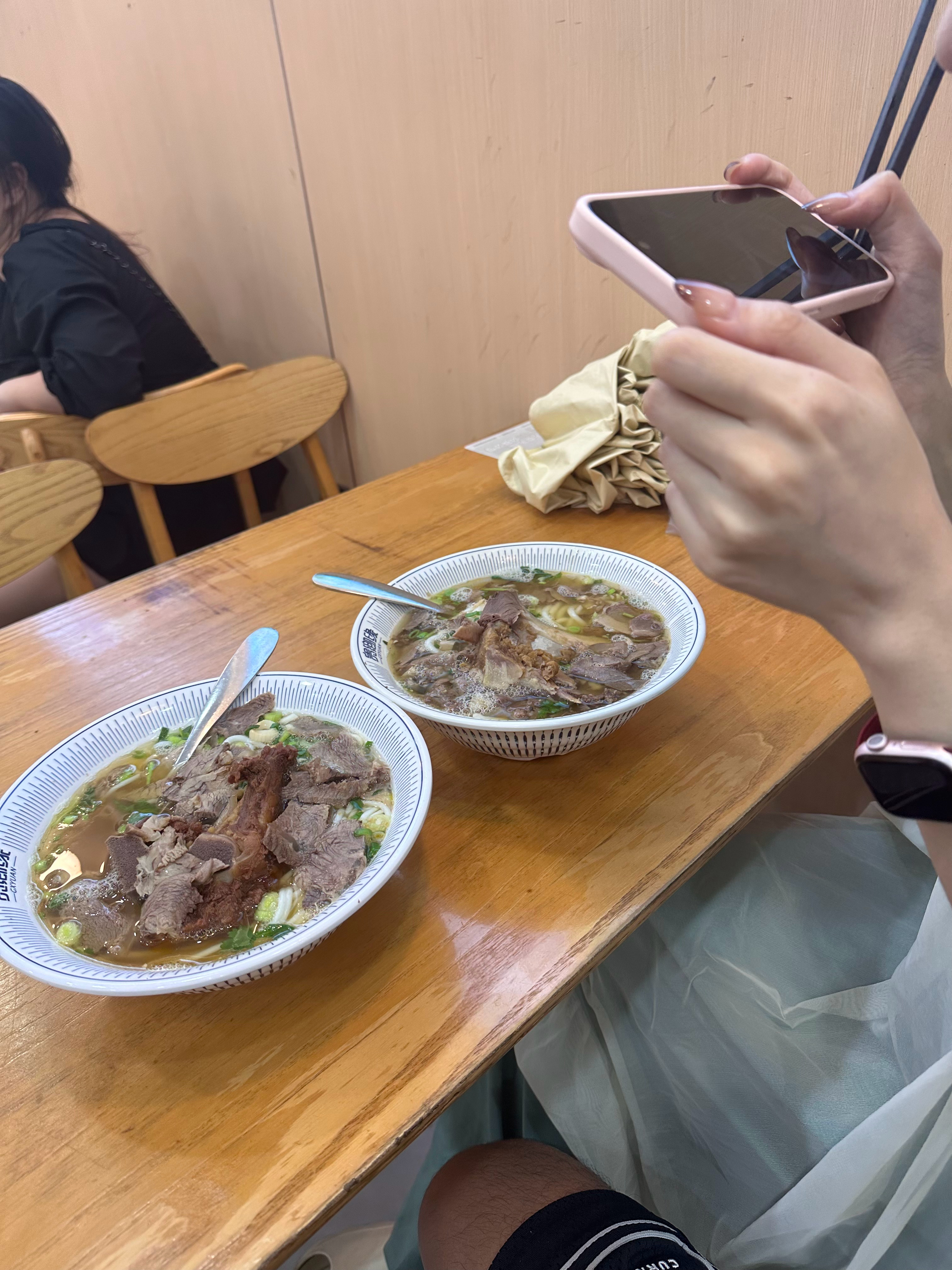 把逆子丢在家我俩跑出来嗦粉我的观赛搭子 ​​​