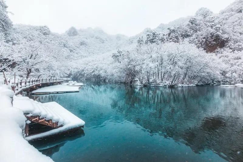 看到“溪溪山山落叶梦”这句下联，我脑海里瞬间浮现出一幅秋意盎然的画面。溪山之间，