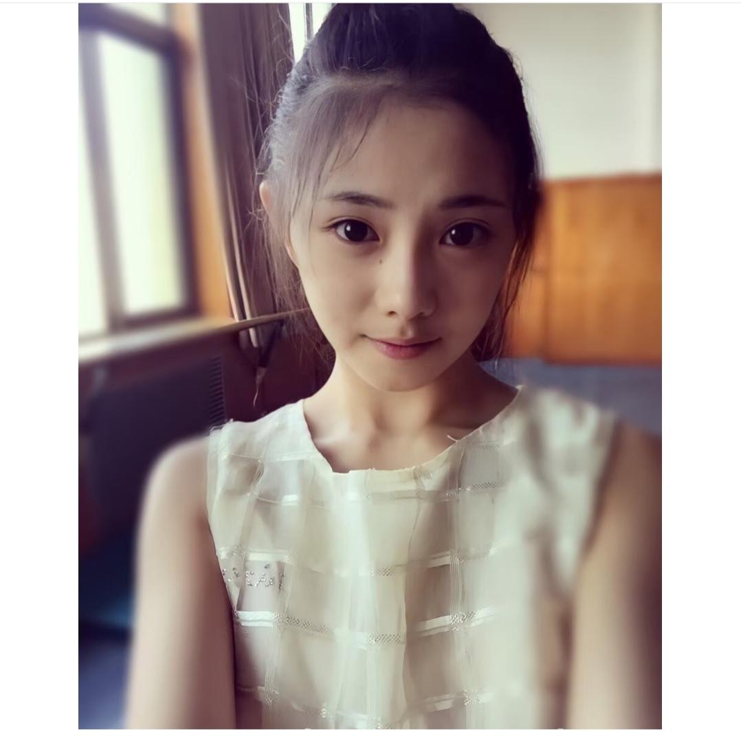 高中时期的刘浩存，简直就是个清纯的邻家女孩。
