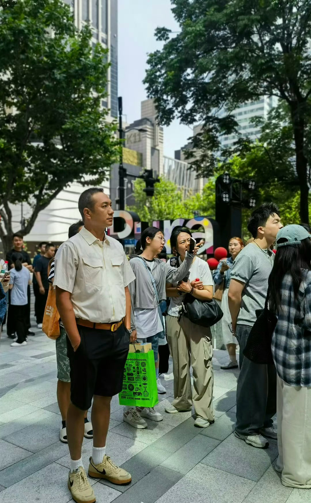 上海偶遇皮筋猴排队黄觉是我的偶像，他排队买手机挺接地气的。明星也是普通人，就算剧