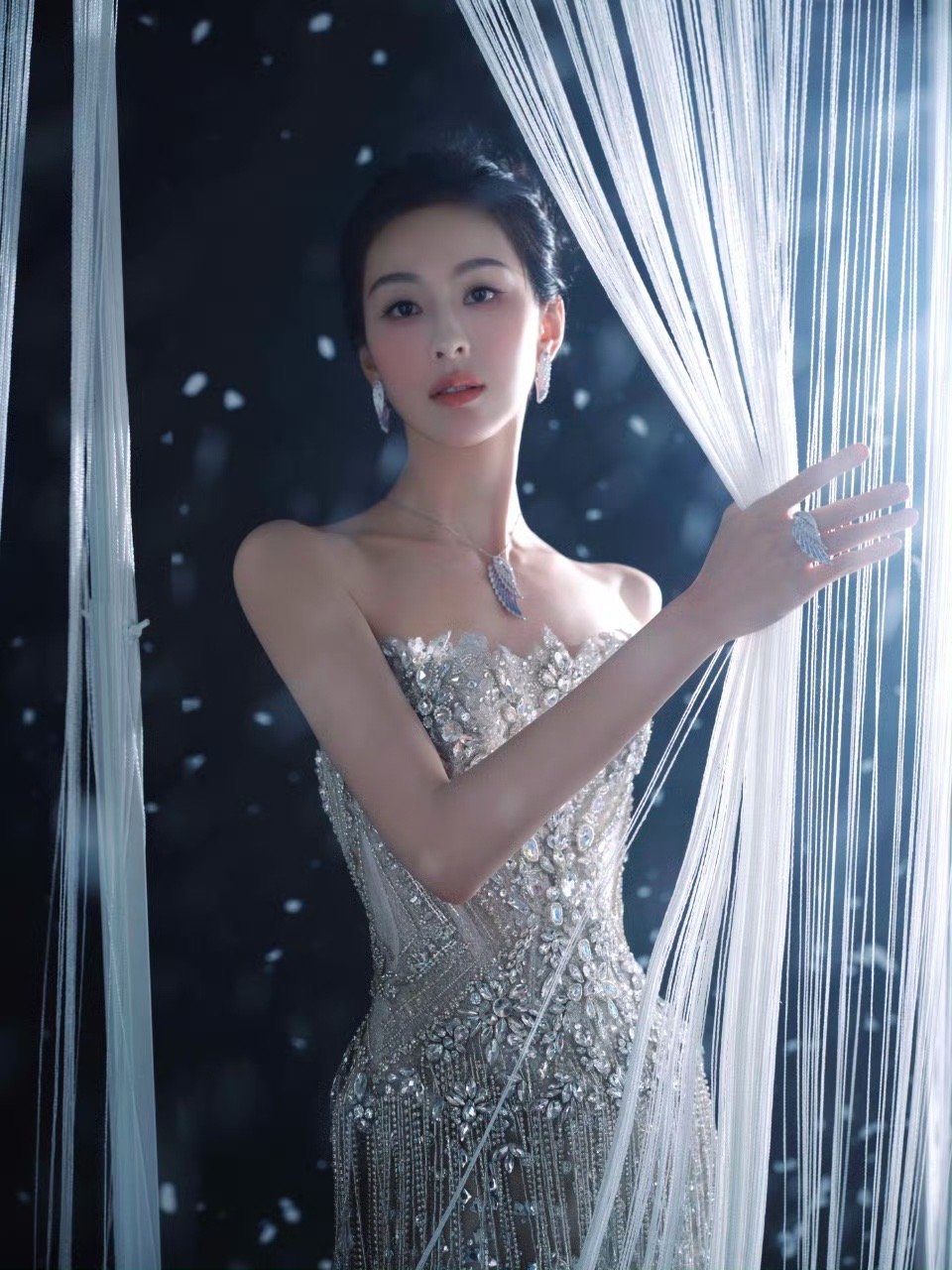 陈都灵冰河神女氛围感拉满腾讯视频星光大赏 陈都灵流苏裙自带神女气场～星光大赏出图