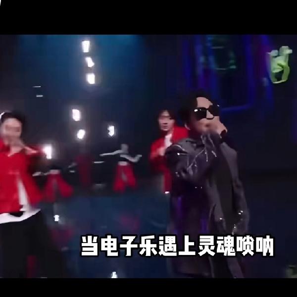 谁能想到，
那个靠“损色”表情包
火遍全网的宋小宝，居然在吉林春晚把自己活成了一