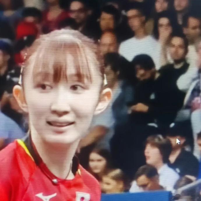早田希娜的头发帘为什么可以做到老老实实不飞不飘的？也没有看到湿漉漉的发胶，但就是