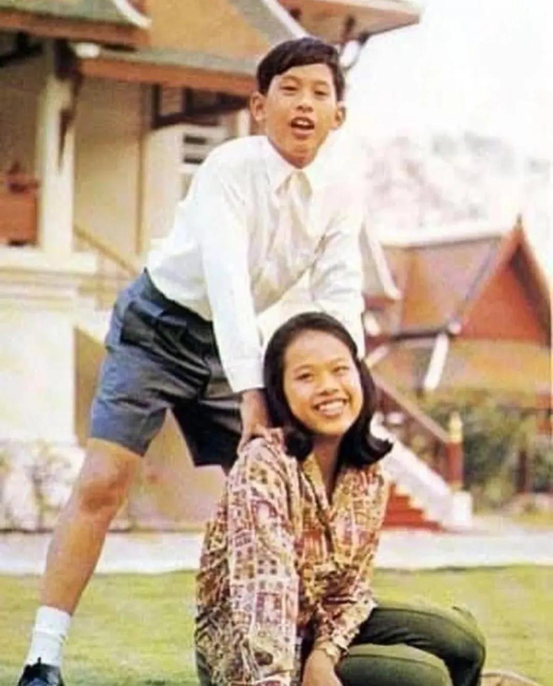 泰王和姐姐的一张合影，他们姐弟俩一副很开心的样子。不过，他们有什么理由不开心的吗