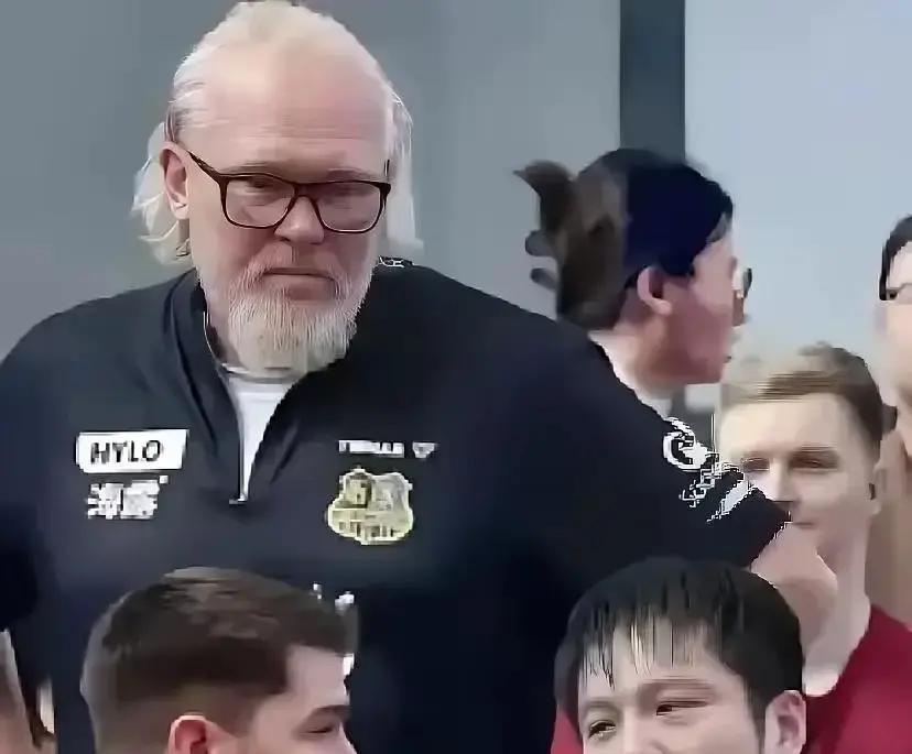 德国超市收银台，开始贴他的海报。
 
不是赛场边广告牌，是货架间的价签旁。樊振东