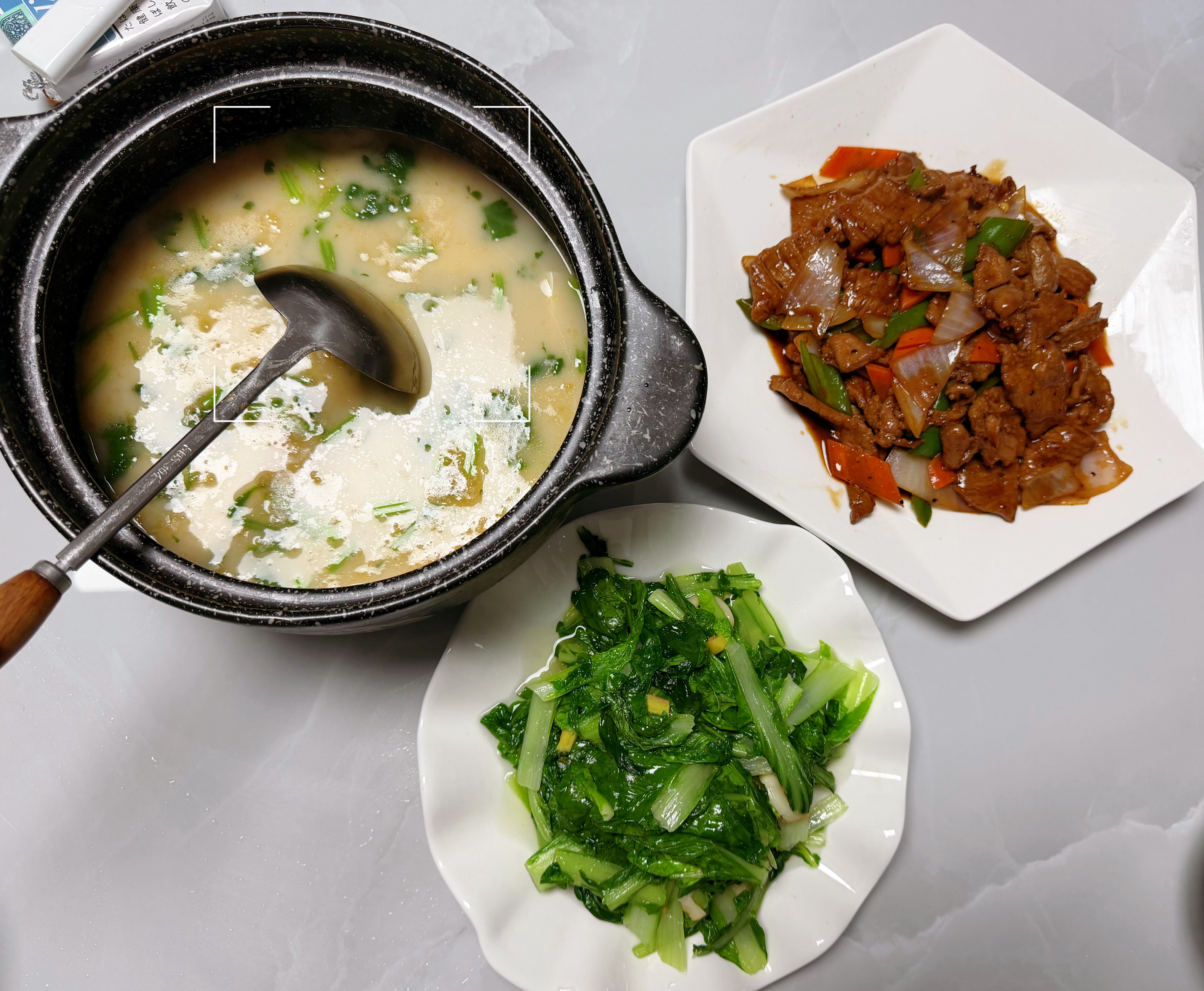 短暂回归主线今天吃的是：黑胡椒牛柳，鲫鱼豆腐汤➕清炒小白菜 ​​​
