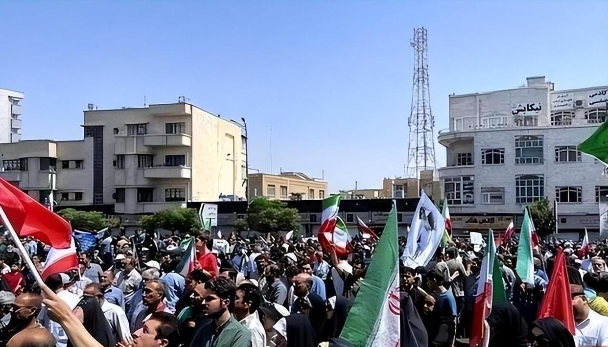 伊朗还是让步了！
4月14日，据知情人透露，伊朗正考虑暂停霍尔木兹海峡航运，也就