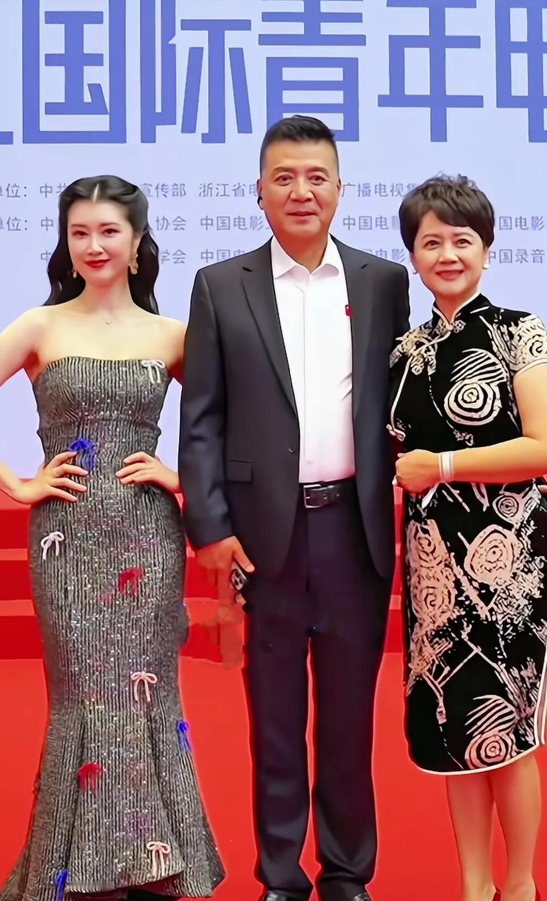 原来他们是一家啊

这个女的不是现在热播剧里的“倩倩”吗

把爱慕虚荣，水性杨花