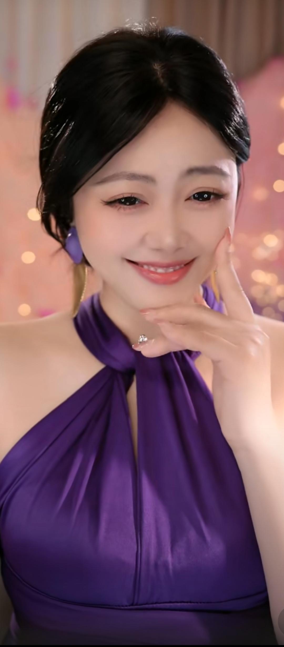 紫衣美人笑，灯影映红妆。