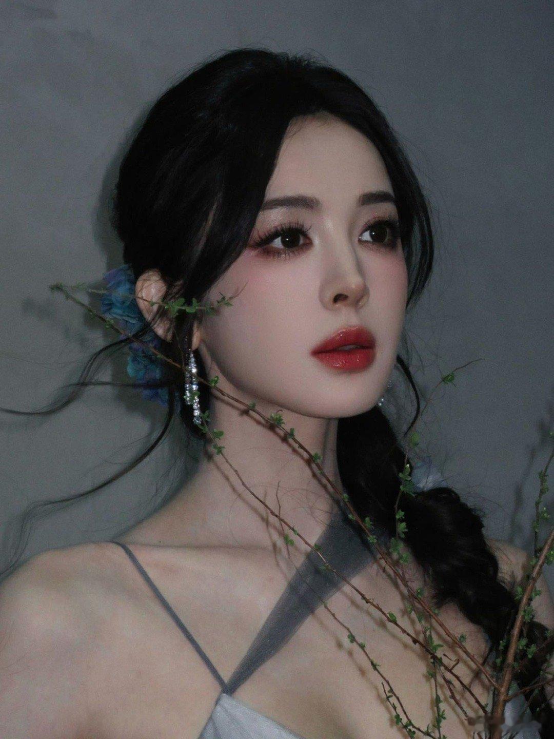 娜扎也跳了撒娇舞 哇塞！娜扎在《玉茗茶骨》全女直播跳撒娇舞啦！托腮抖肩咬手指，又