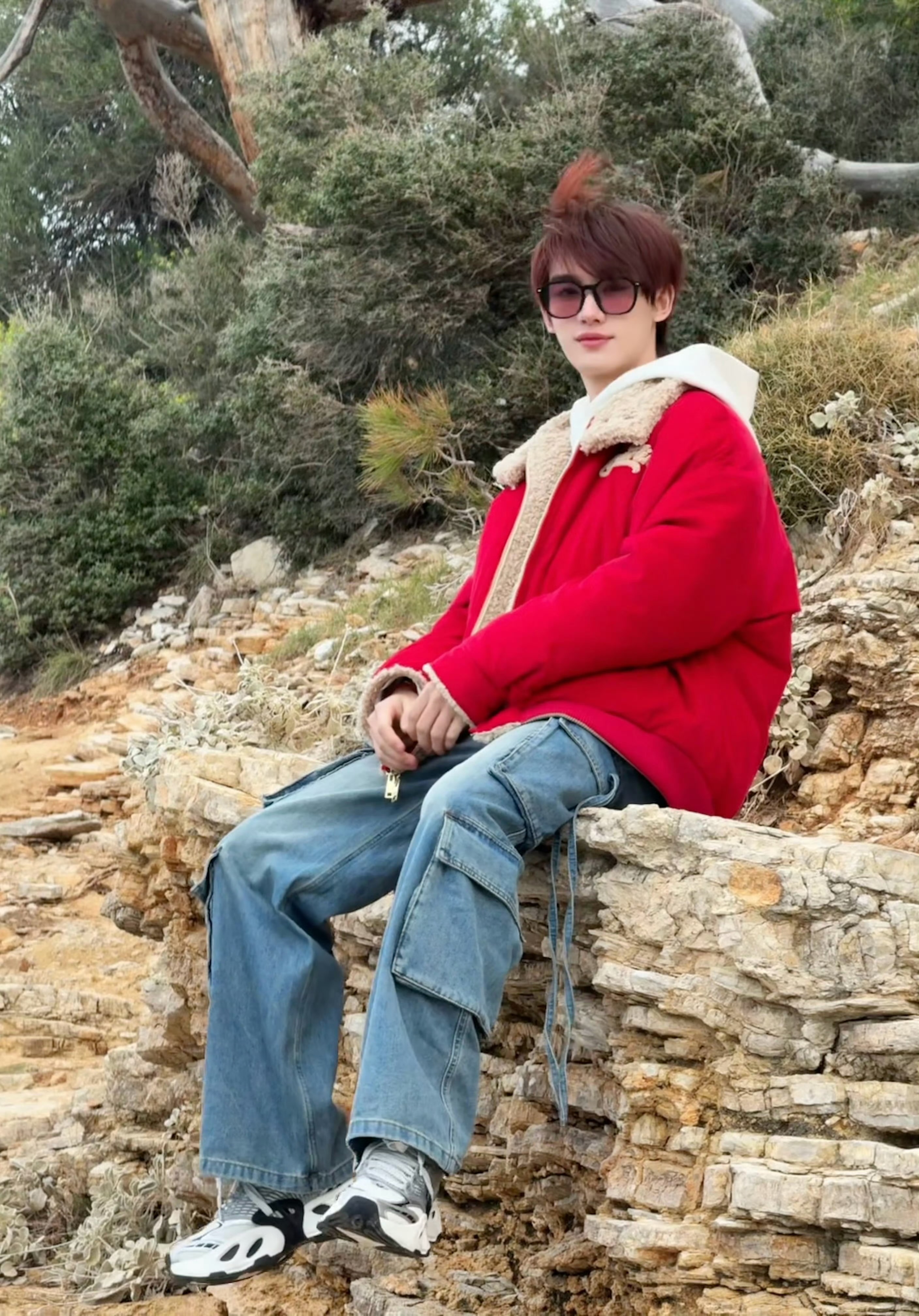 丁程鑫土耳其plog向你发来土耳其明信片小丁腿长也逆天！墨镜半遮眉眼，红色外套撞