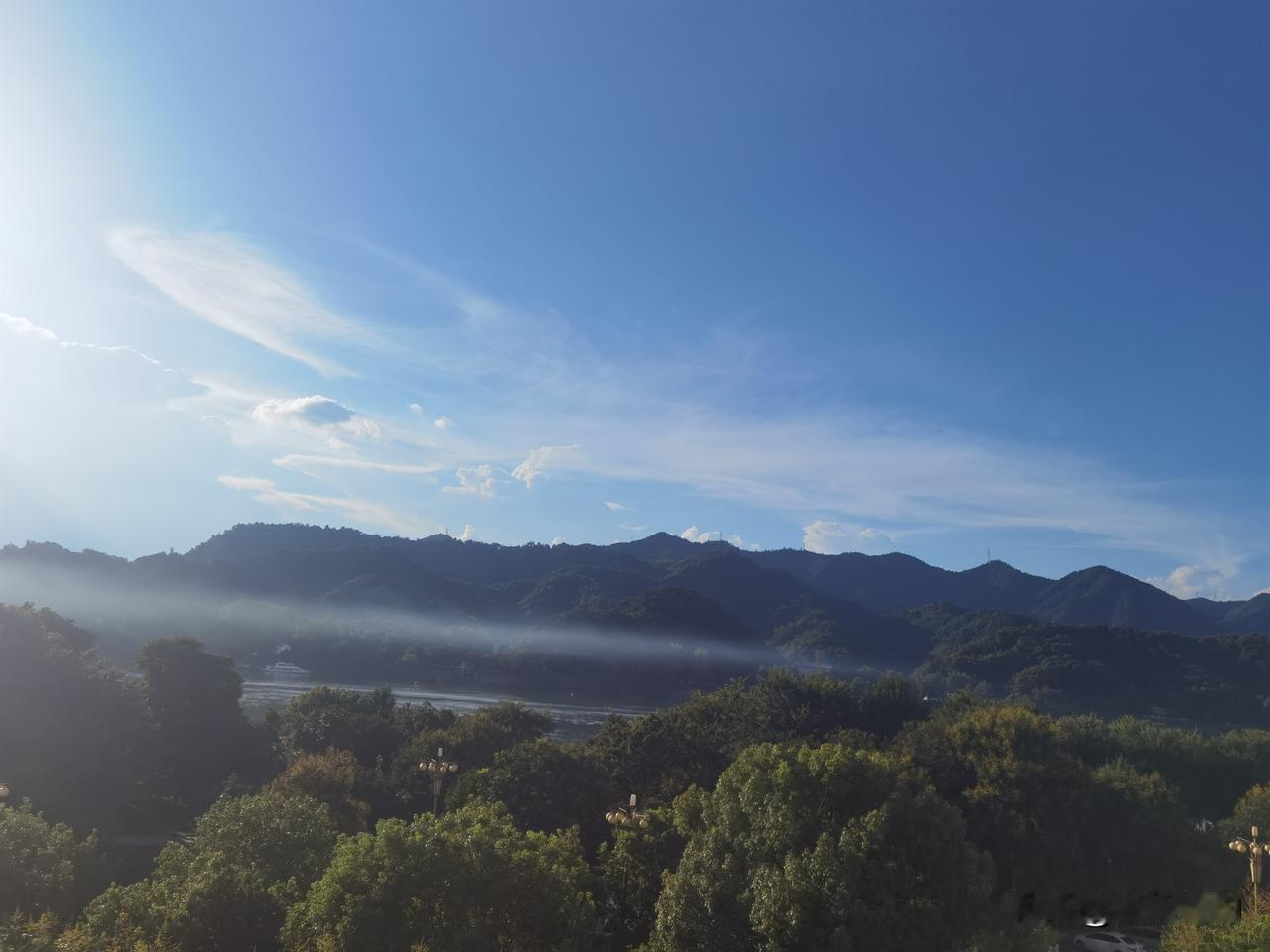 富春江畔云雾缭绕