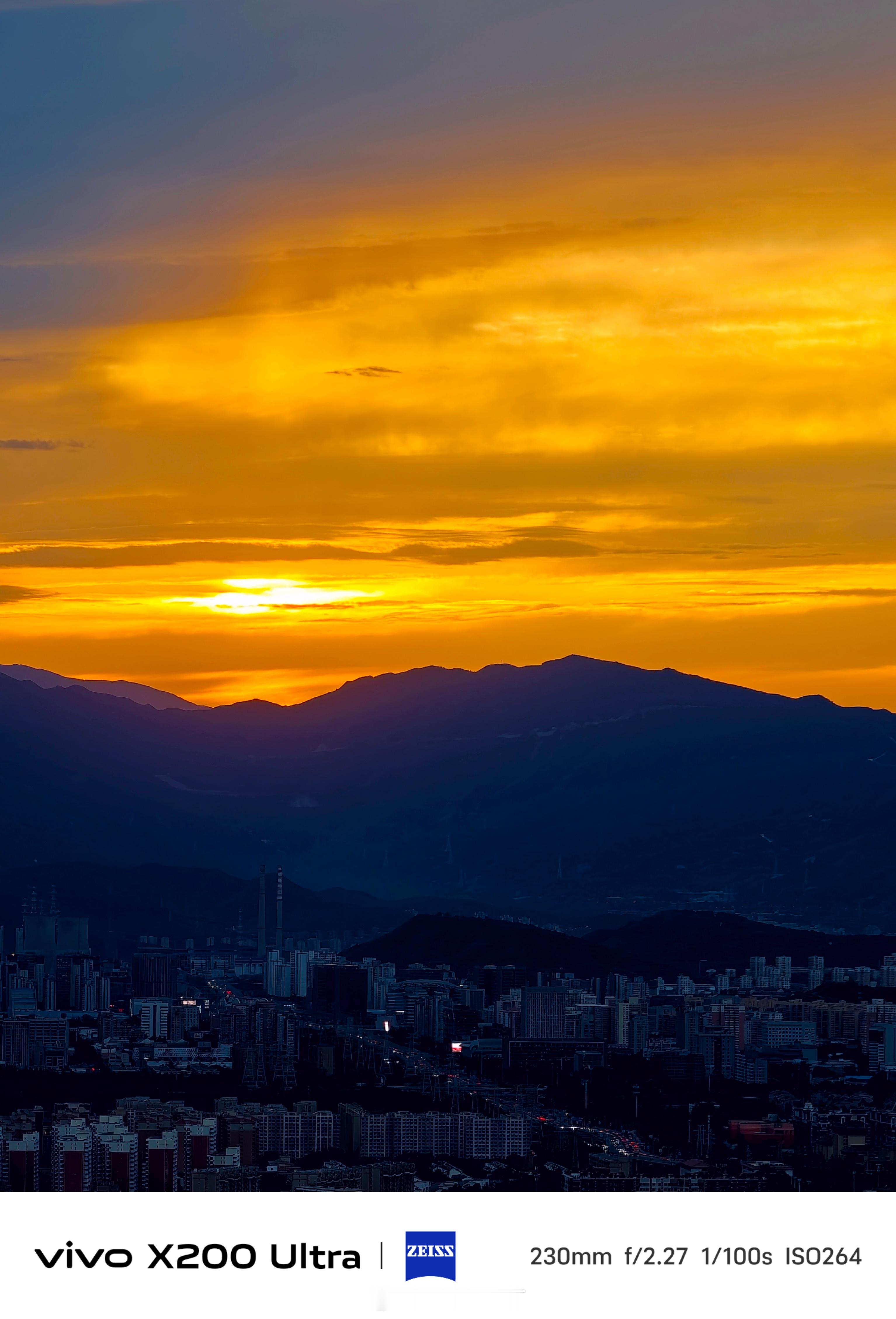 《夕阳下的城》仲秋时节，北京天空的云和夕阳下的色彩更加丰富了许多。暖色的光，伴随
