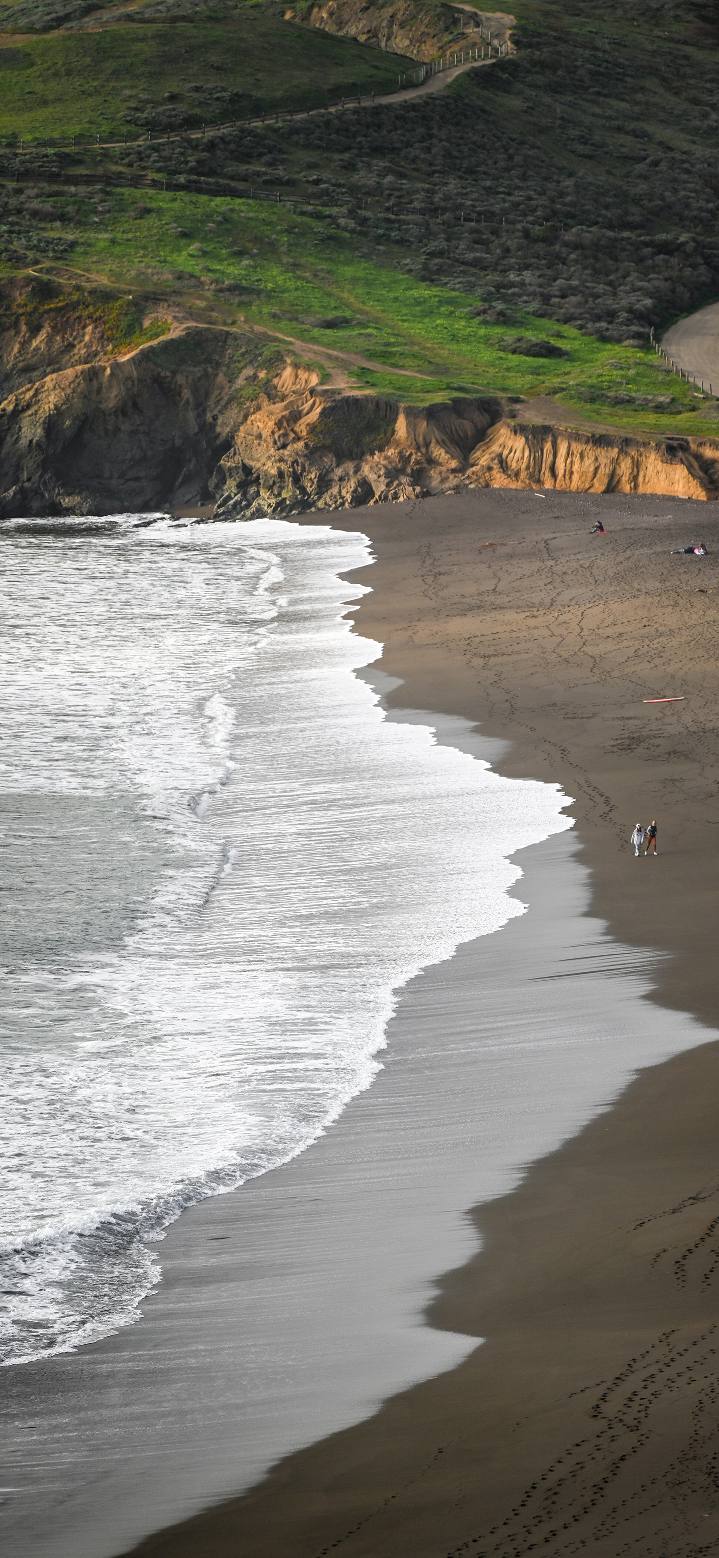 肉是一两一两的掉，一斤一斤的长，钱是一块一块的赚，一百一百的花，生活除了容易胖，